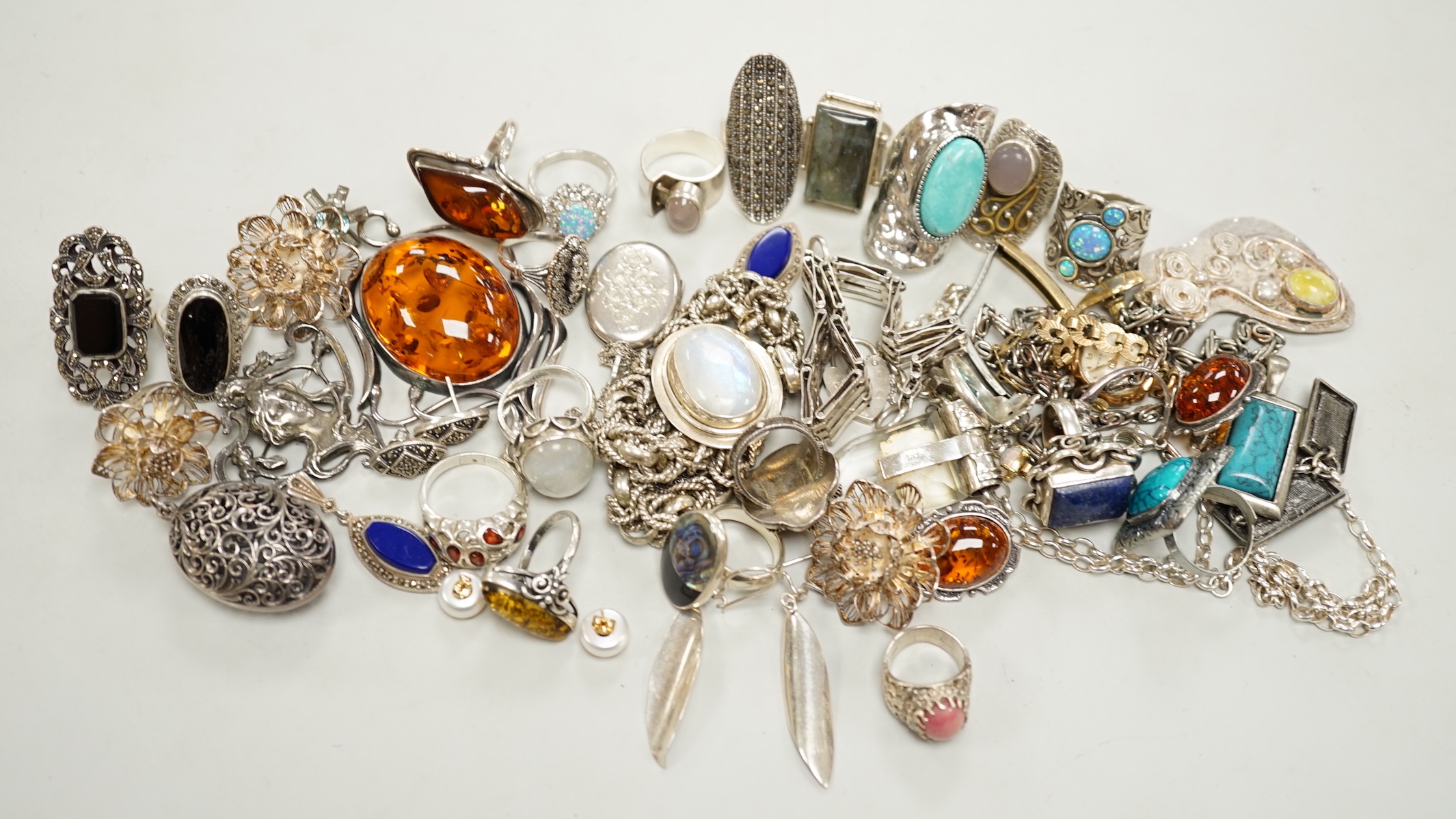 A quantity of 925 and white metal jewellery including amber set brooch, Art Nouveau style brooch and assorted dress rings.